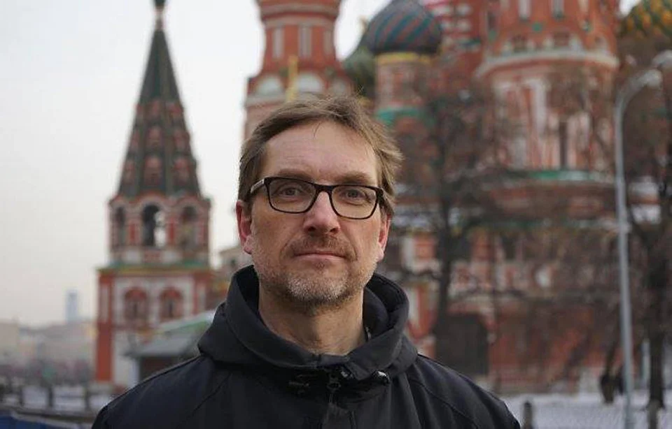 bir olomon ayollar bir erkakdan mamnun Bir ayol shoxda otiradi